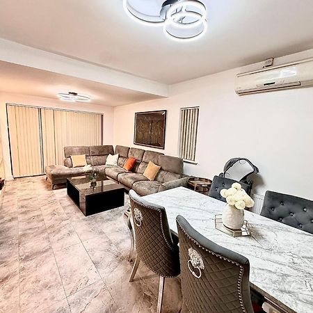 Deluxe Spacious King Size Room Hornchurch ภายนอก รูปภาพ