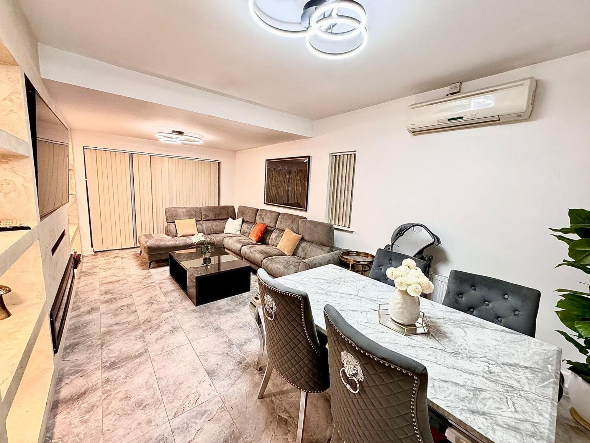 Deluxe Spacious King Size Room Hornchurch ภายนอก รูปภาพ