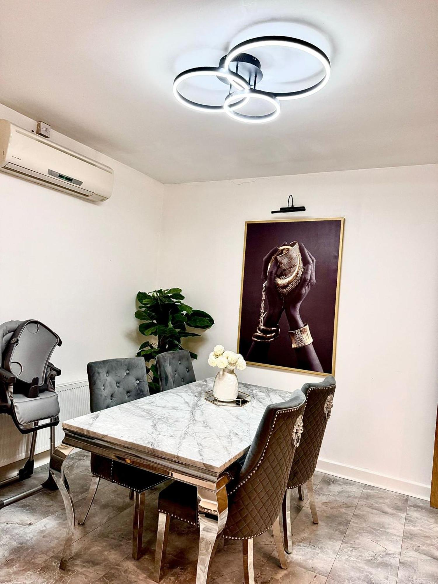Deluxe Spacious King Size Room Hornchurch ภายนอก รูปภาพ