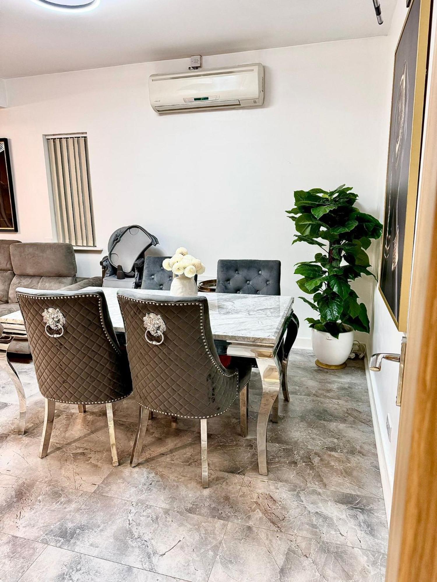 Deluxe Spacious King Size Room Hornchurch ภายนอก รูปภาพ