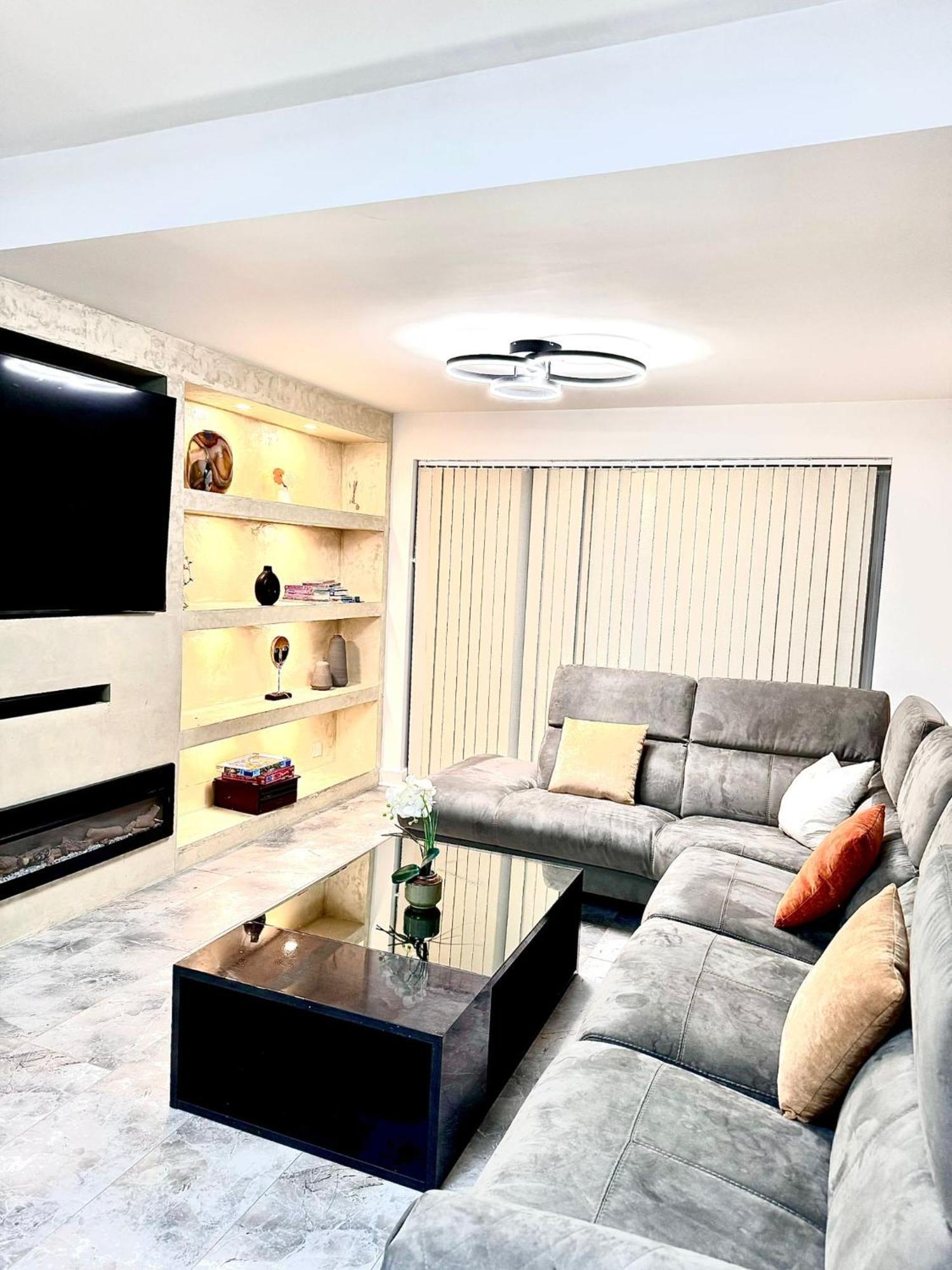 Deluxe Spacious King Size Room Hornchurch ภายนอก รูปภาพ