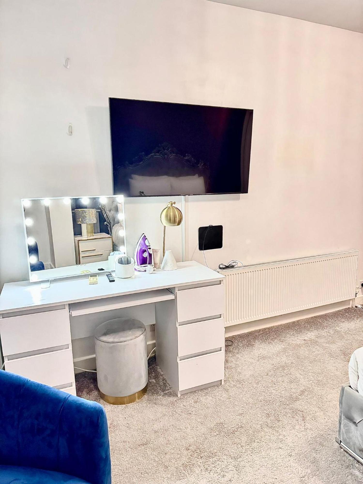 Deluxe Spacious King Size Room Hornchurch ภายนอก รูปภาพ