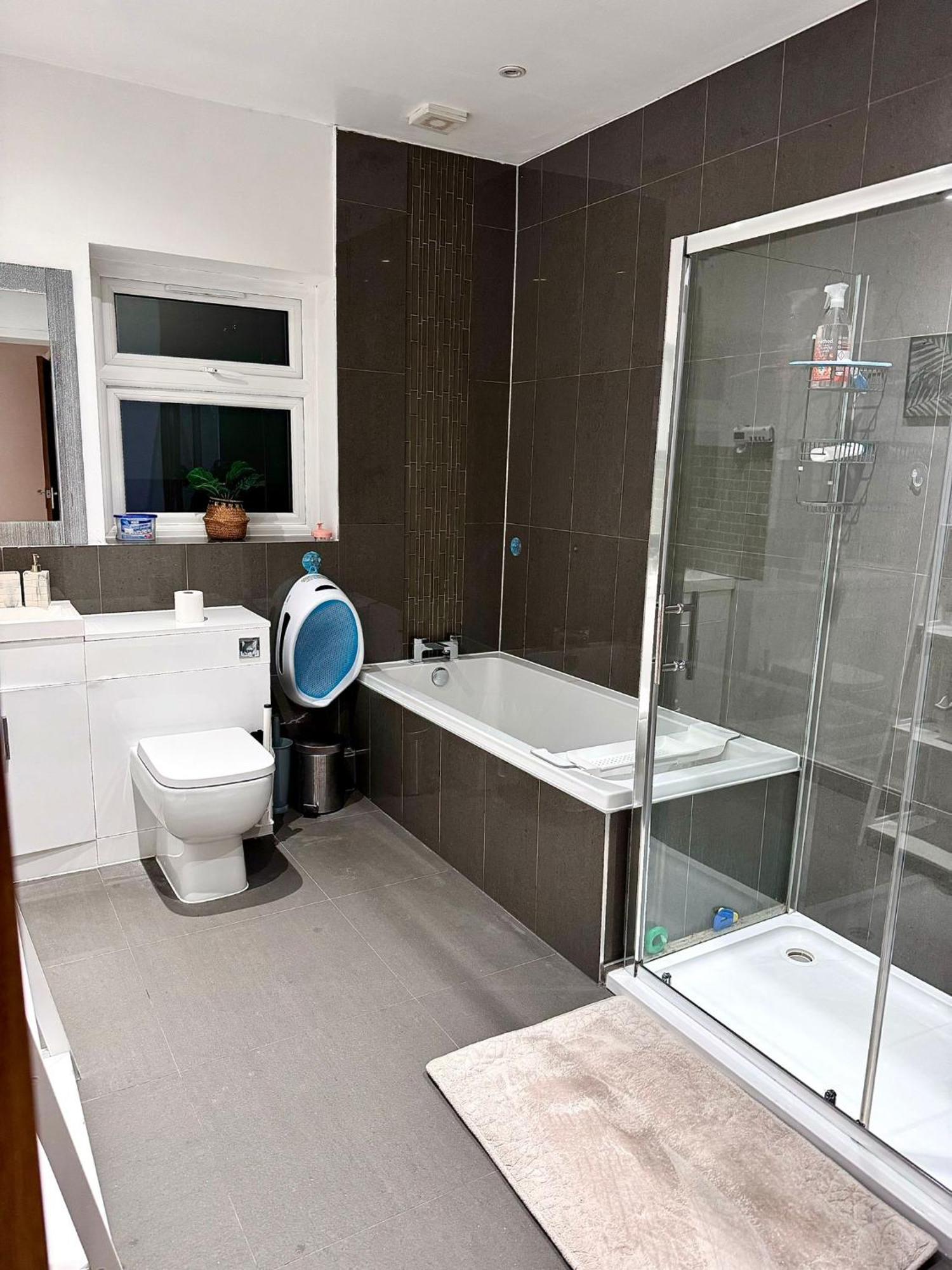 Deluxe Spacious King Size Room Hornchurch ภายนอก รูปภาพ